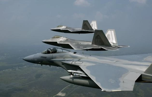 Γιατί η USAF δεν θέλει νέα Raptors και νέους «Αετούς» ή το F-35/F-22 Hybrid